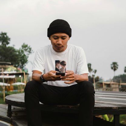 RIVER x ERIC®：t-shirt-Couple Kissing-350619